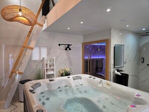 Deluxe Double Room | Tab spa persendirian