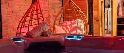 Deluxe Loft (Hot tub and Sauna) | Private spa tub