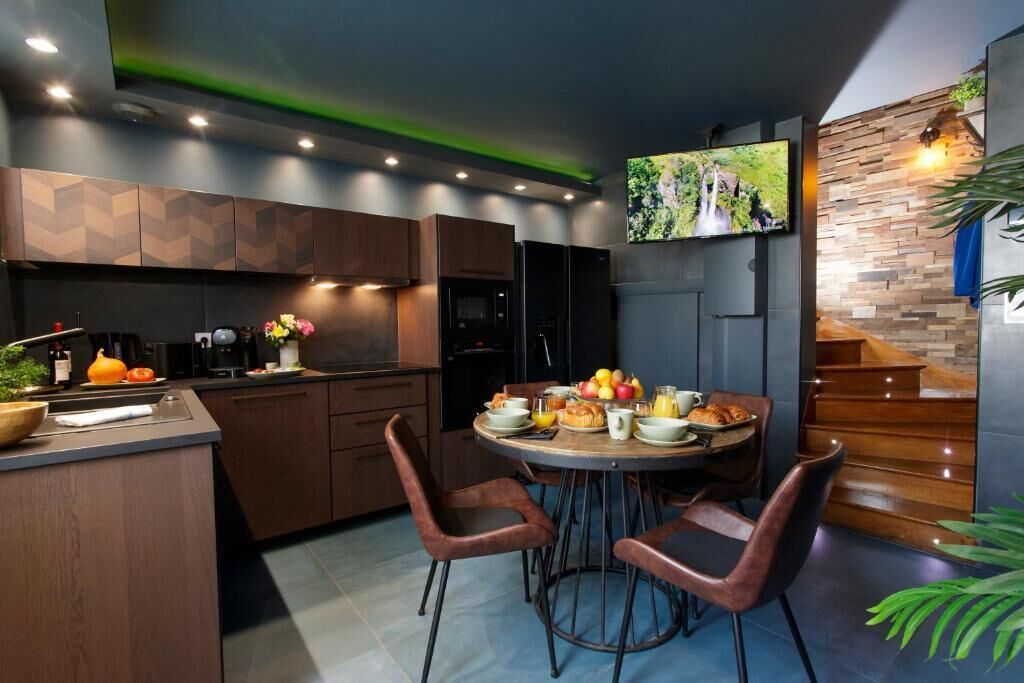 Deluxe House | Dining