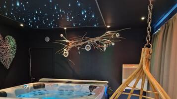 Loft Deluks (Hot tub and Sauna) | Bathtub spa pribadi