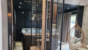 Gác Deluxe (Hot tub and Sauna) | Truy cập Internet không dây miễn phí, trang trí khác biệt 