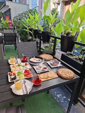 Outdoor dining - Enza Suıtes (shumen)