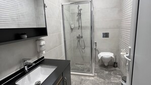 Ducha, artículos de tocador gratuitos, shampoo, papel higiénico