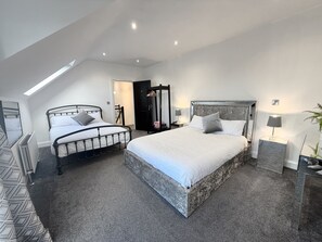 5 bedrooms, free WiFi - Little Lake Lodge / House Hottub Sauna (Ballymoney)