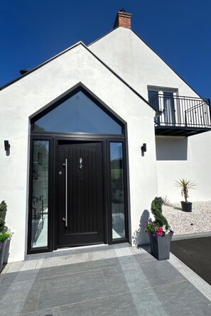 Exterior detail - Little Lake Lodge / House Hottub Sauna (Ballymoney)