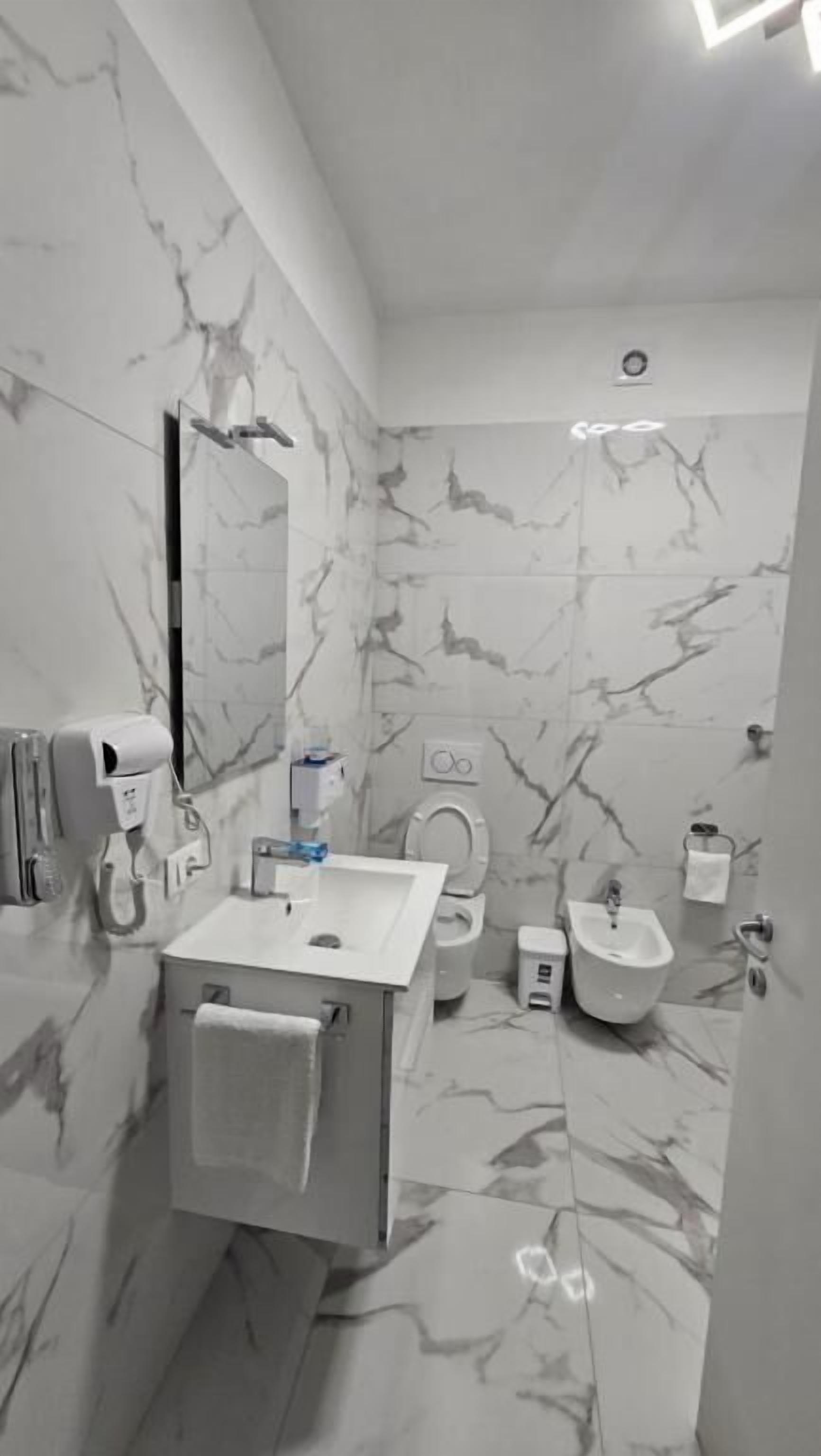 Doppelzimmer | Badezimmer | Kostenlose Toilettenartikel, Haartrockner, Hausschuhe, Toilettenpapier