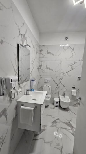 ダブルルーム | バスルーム | バスアメニティ (無料)、ヘアドライヤー、スリッパ、トイレットペーパー