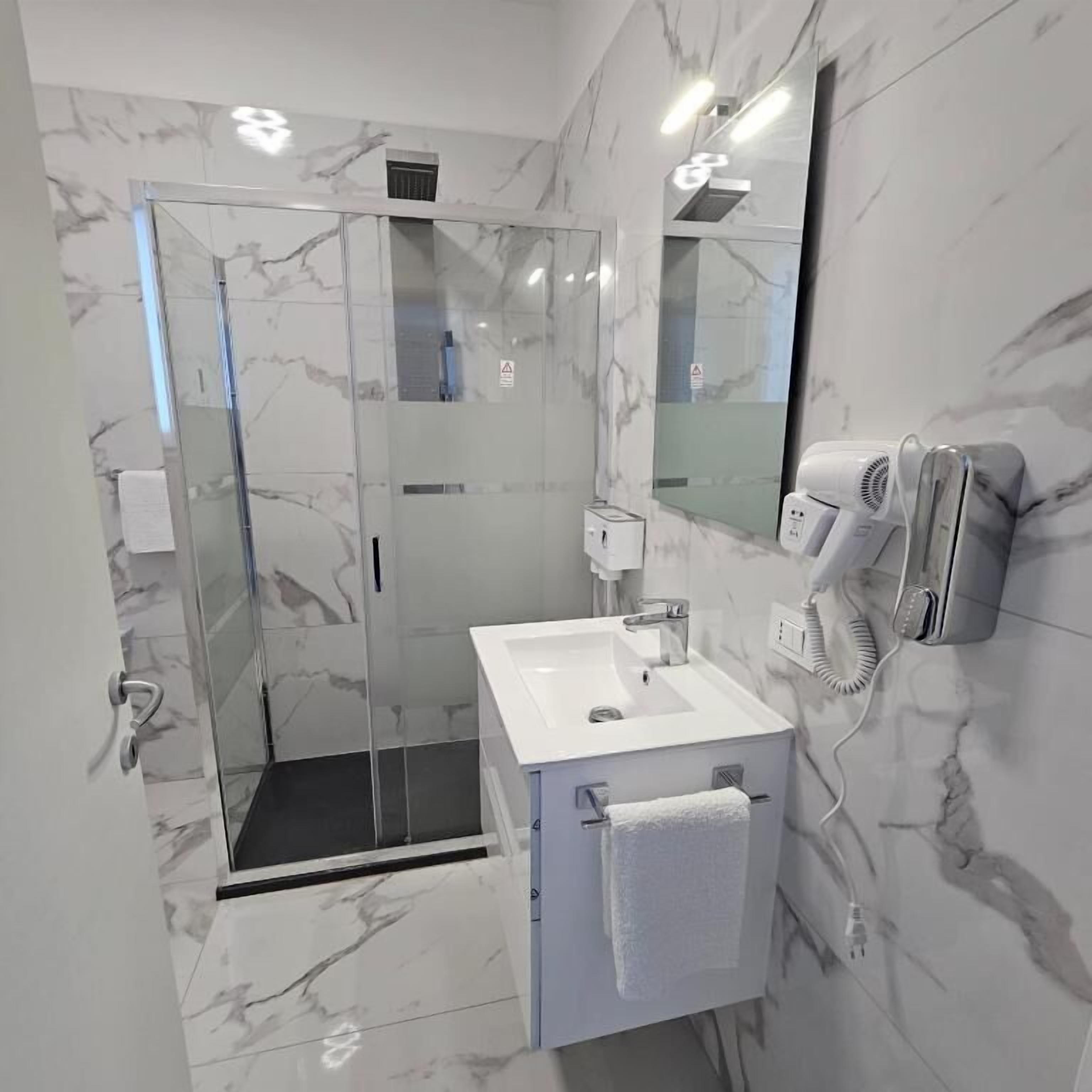Amenidades de baño gratuitas, secadora de cabello, pantuflas 