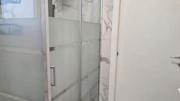 Doppelzimmer | Badezimmer | Kostenlose Toilettenartikel, Haartrockner, Hausschuhe, Toilettenpapier