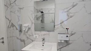 Habitación doble, vista al jardín | Baño | Amenidades de baño gratuitas, secadora de cabello, pantuflas