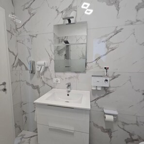 Doppelzimmer, Gartenblick | Badezimmer