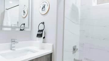 Een haardroger, handdoeken, zeep, shampoo