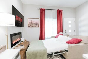 Een strijkplank/strijkijzer, wifi, beddengoed