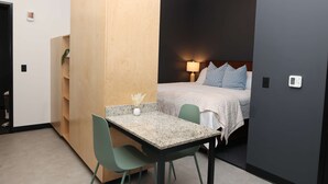 Una camera spaziosa con un letto, una scrivania e una sedia.