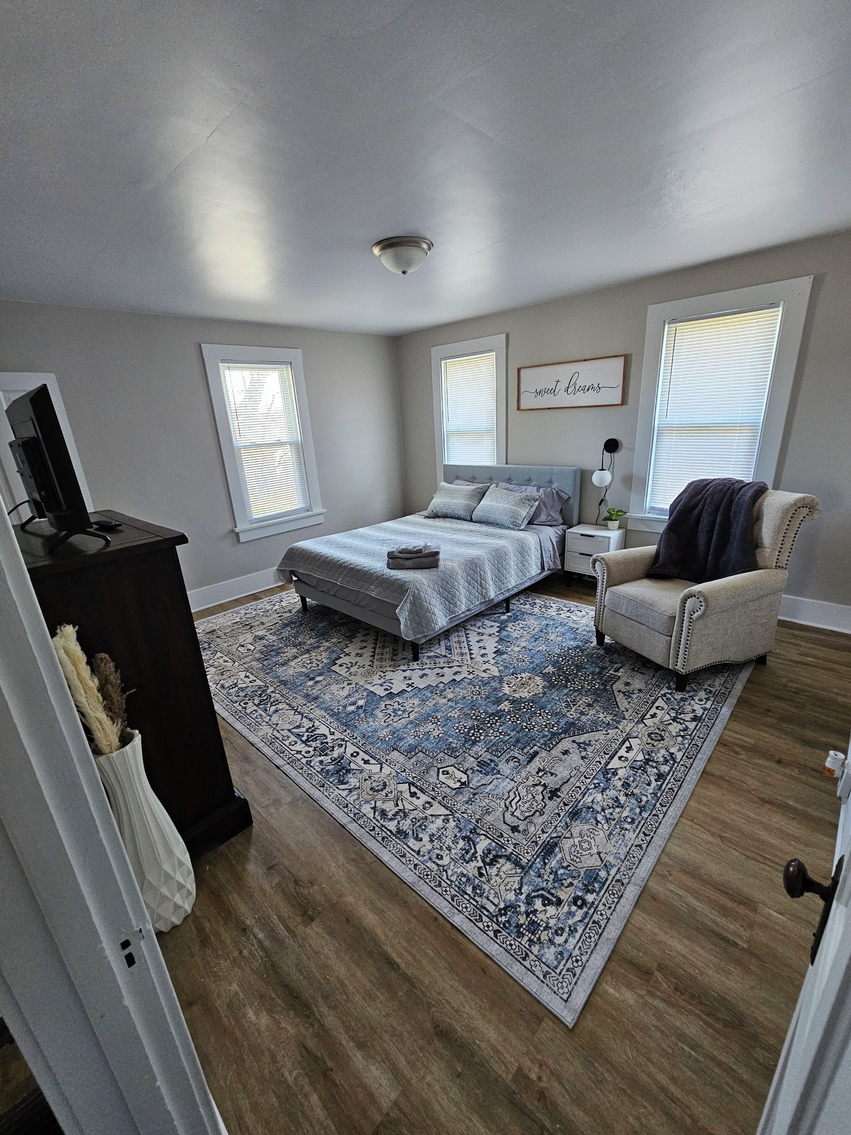 2 bedrooms, desk, iron/ironing board, WiFi (free)