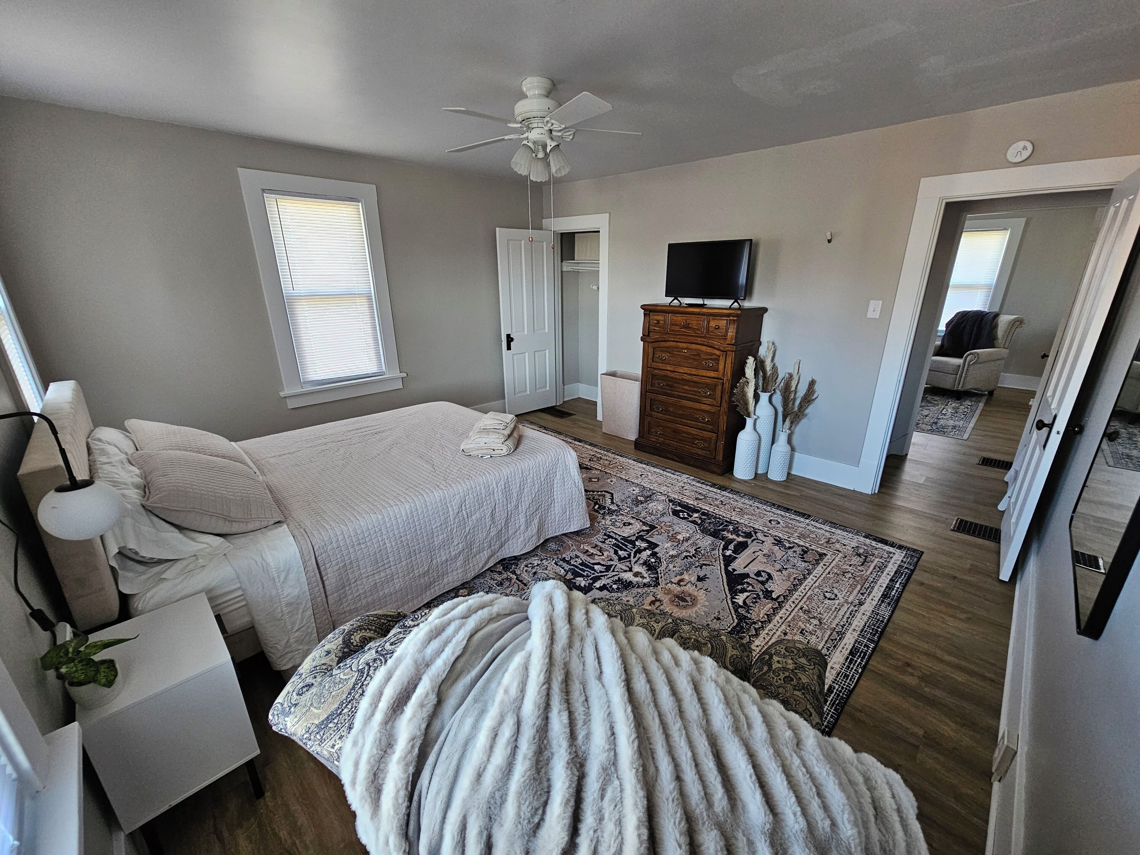 2 bedrooms, desk, iron/ironing board, WiFi (free)