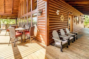 Outdoor dining - Epic Fall Views for The Ultimate Group Retreat (Sevierville)
