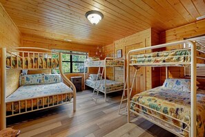 Bunk room with room for 7! - Epic Fall Views for The Ultimate Group Retreat (Sevierville)