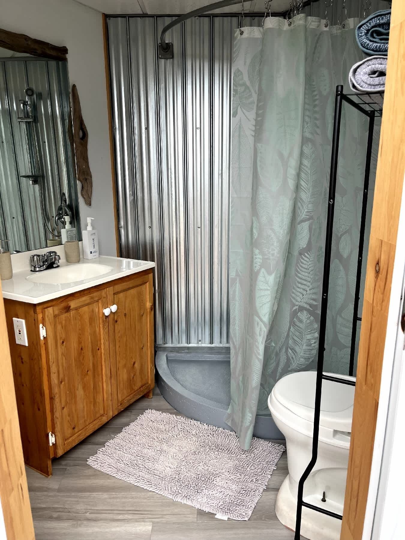 Douche, sèche-cheveux, serviettes fournies