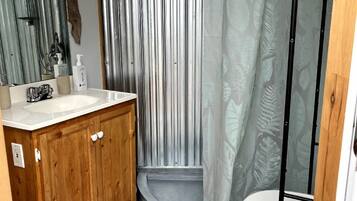 Douche, sèche-cheveux, serviettes fournies