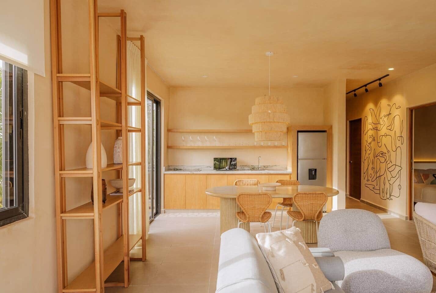Eine moderne Küche mit Essbereich, Holzregalen und einem minimalistischen Design.