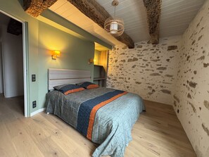 4 chambres, bureau, fer et planche à repasser, accès au Wi-Fi (inclus)