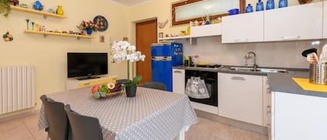 Coffee/tea maker, fridge, microwave, oven