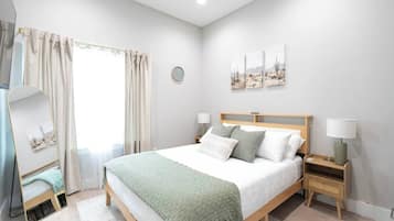 Een bureau, een strijkplank/strijkijzer, wifi, beddengoed
