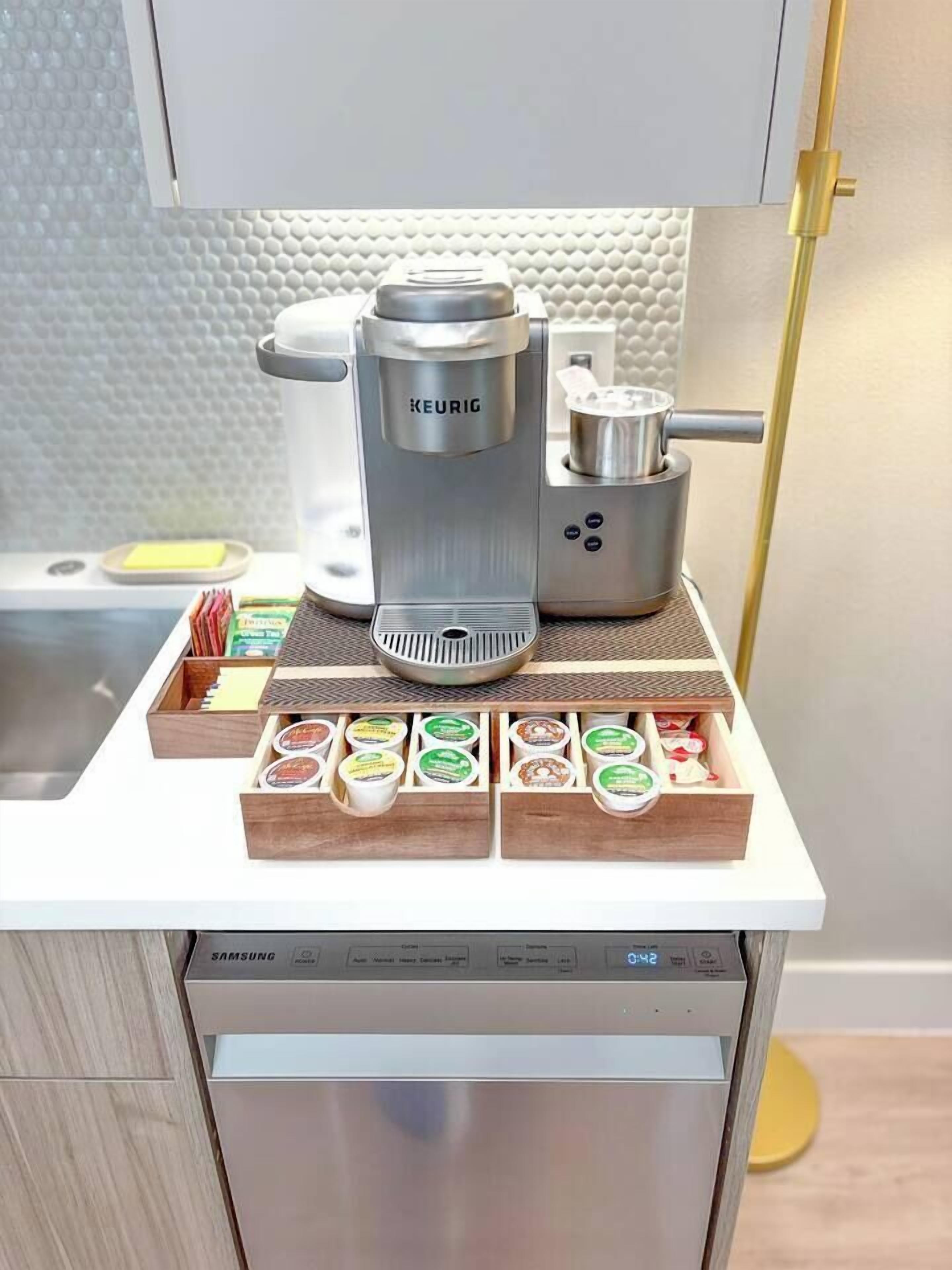 Kaffetrakter/tekoker, kjøleskap, mikrobølgeovn og kokeplater