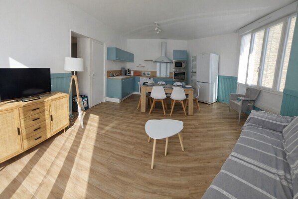 Living area - Bright Apartment Near the Sea with Wi-Fi (Penmarch)