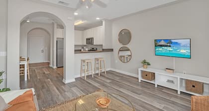 Upstay Large Family Condo w Pool, Sauna