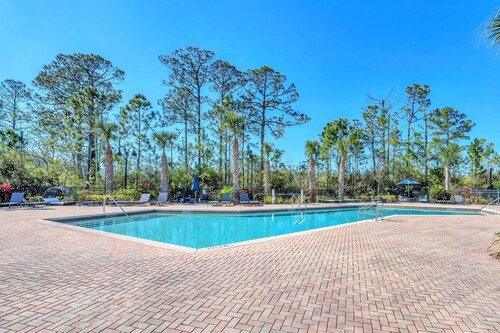Upstay Large Family Condo w Pool, Sauna