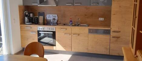 Cafetera i tetera, frigorífic, forn i placa de cuina