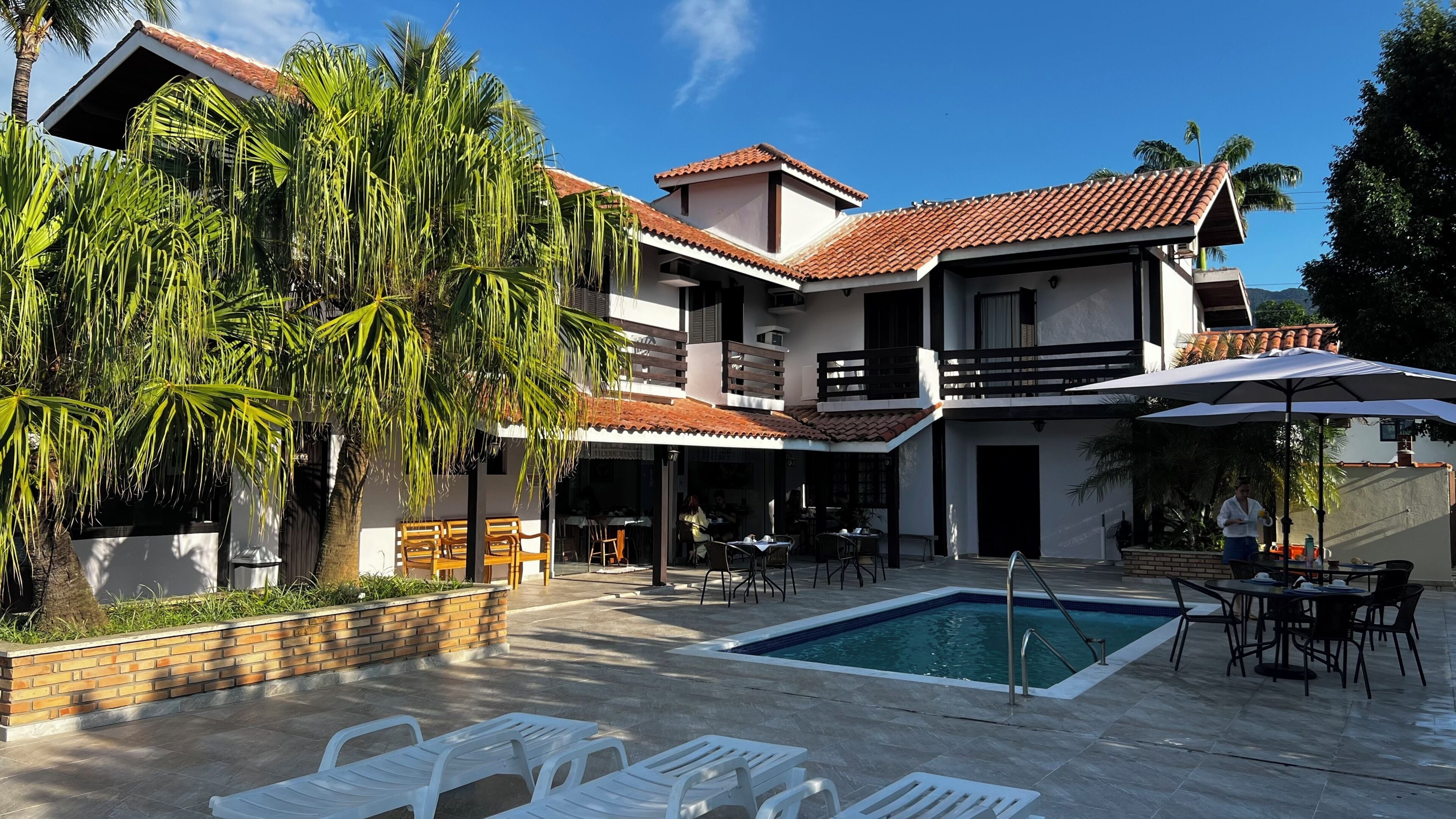 Habitación clásica doble, balcón, vistas al mar | Piscina | Una piscina al aire libre