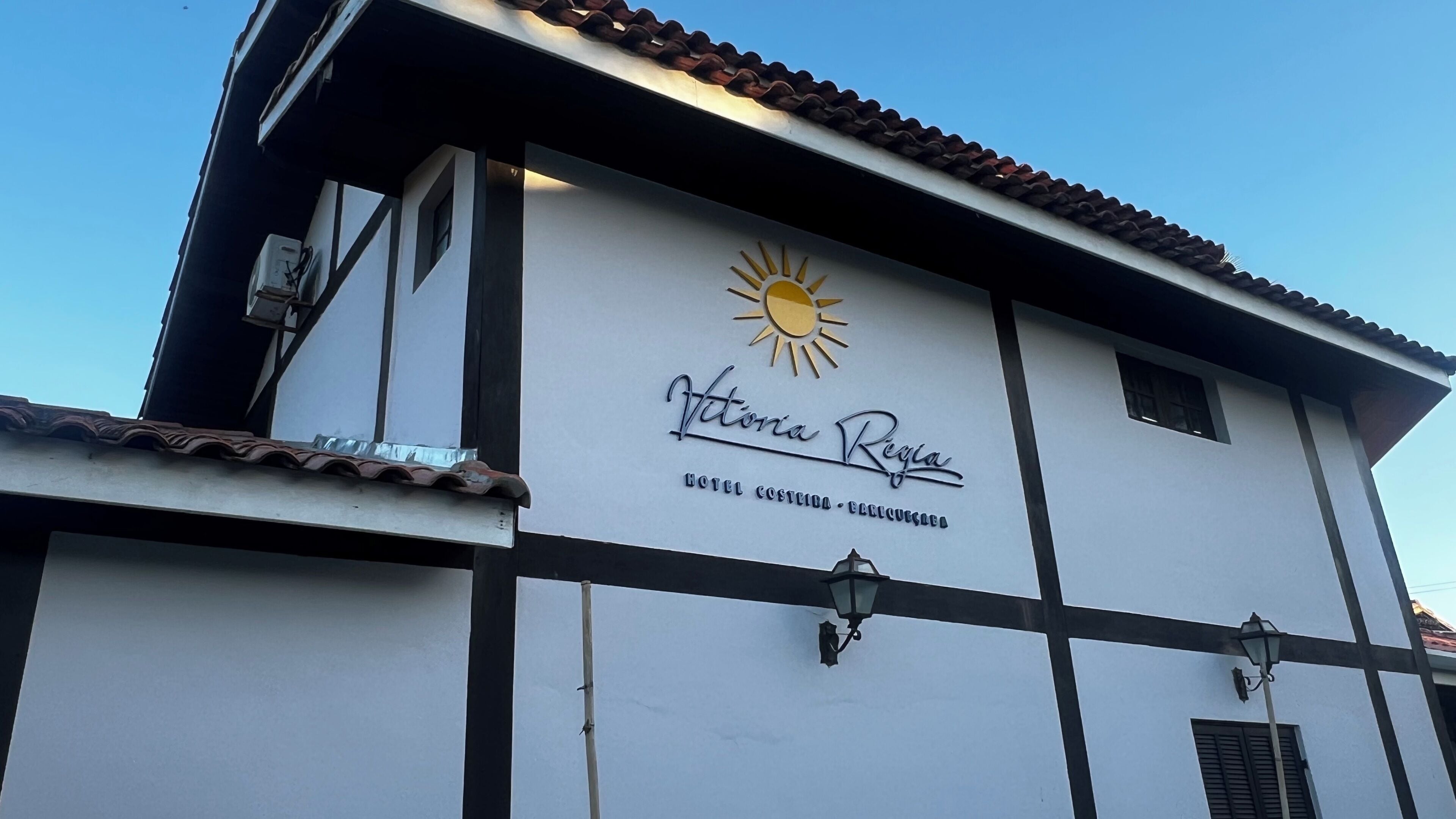 A building with a sign that reads 'Vitoria Reyna' and a sun symbol.