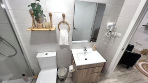Shower, hair dryer, towels, soap - Villamadrid Home 2, ideal for families, 2 vacation apartments, 7 min. from the metro. (comunidad de madrid)
