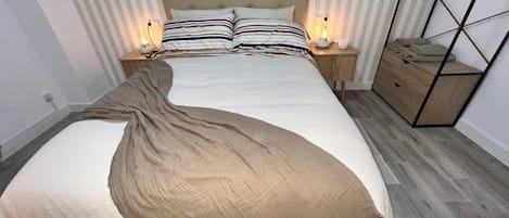 2 habitaciones, tabla de planchar con plancha y cuna de viaje