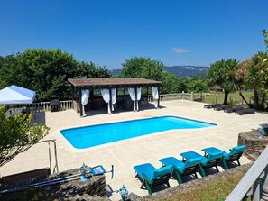 Una piscina al aire libre