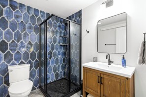 Shower, towels, soap, toilet paper - The Aspen Nook – A Modern Stay (Star Valley Ranch)