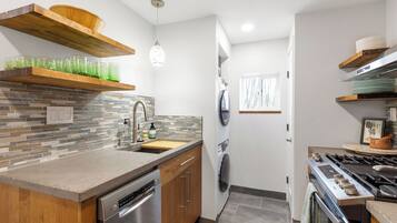 Coffee/tea maker, fridge, microwave, oven