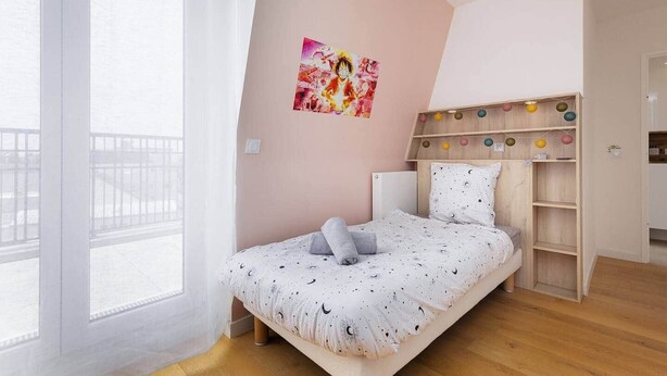 Een slaapkamer met een bed, een hoofdbord met planken, een raam en een muur met een poster.