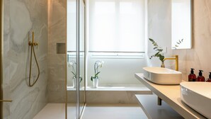 A modern bathroom with a glass-enclosed shower, a large mirror, and a white sink. - Pearl: Luxury and Design in the Heart of Viale Ceccarini (Riccione)