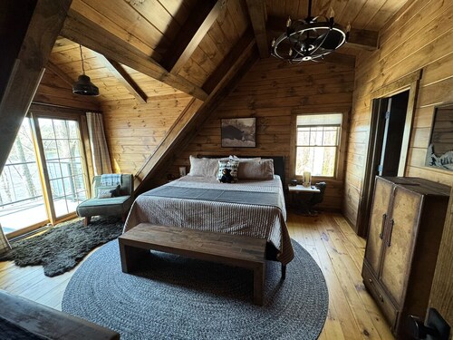 Luxury 7BR Lakefront Log Lodge; Sleeps 18