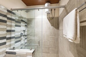 Chuveiro, toalhas de banho, sabonete, shampoo