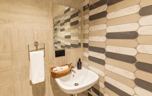 Deluxe Double Room | Bathroom