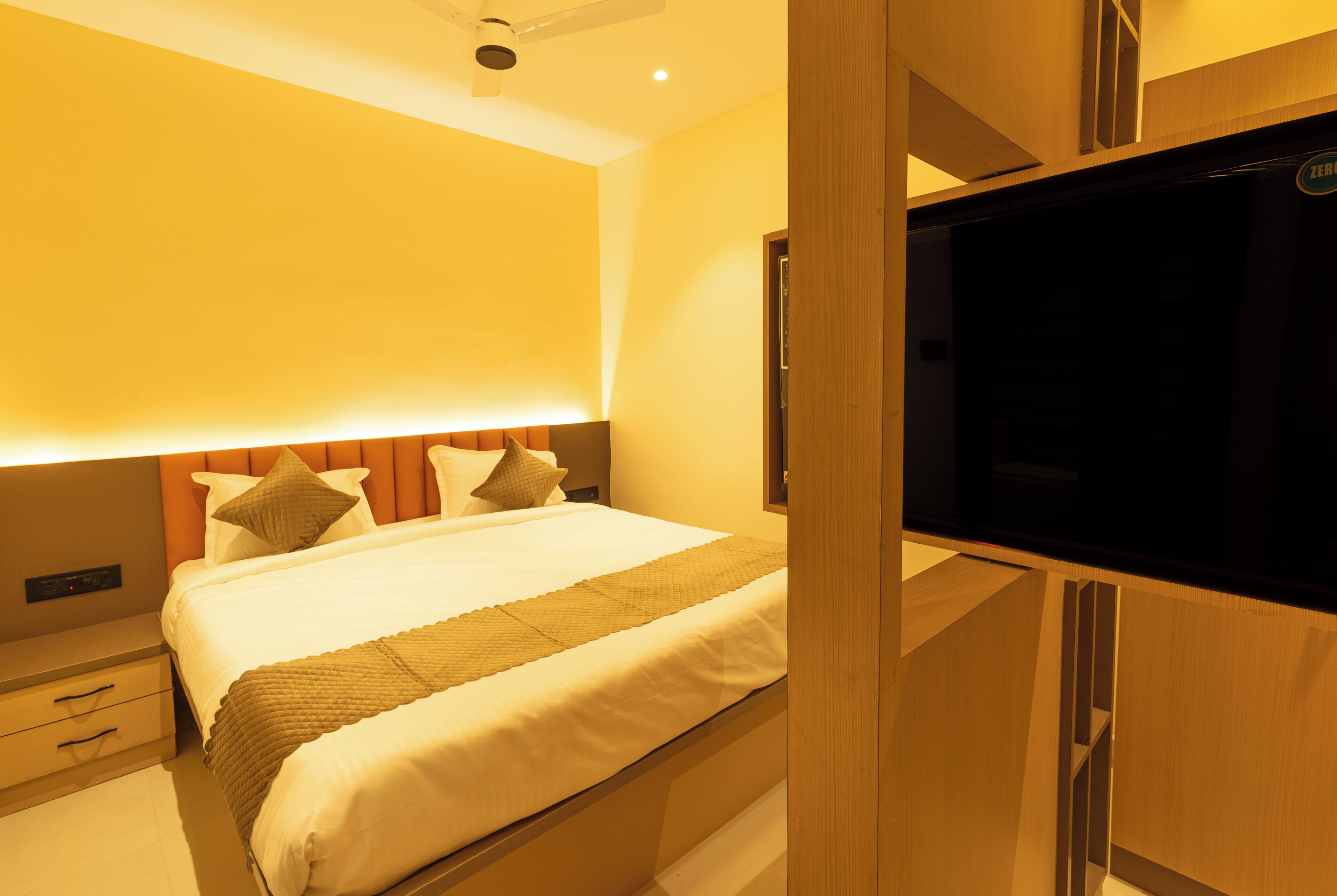 Quarto casal luxo | Escrivaninha, espaço de trabalho para notebook