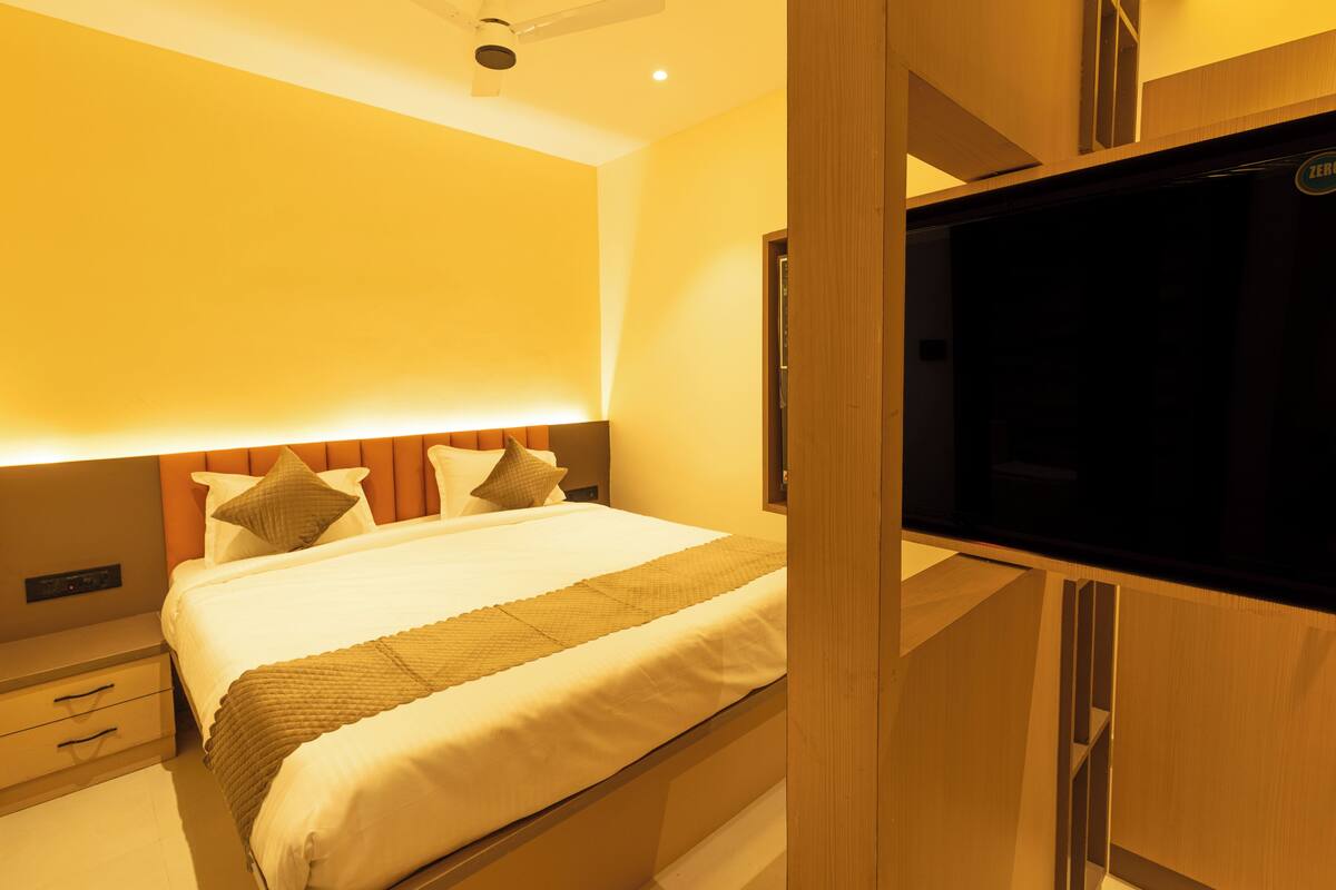 Deluxe Double Room | Meja, ruang kerja komputer riba, seterika/papan seterika, Wi-fi percuma 