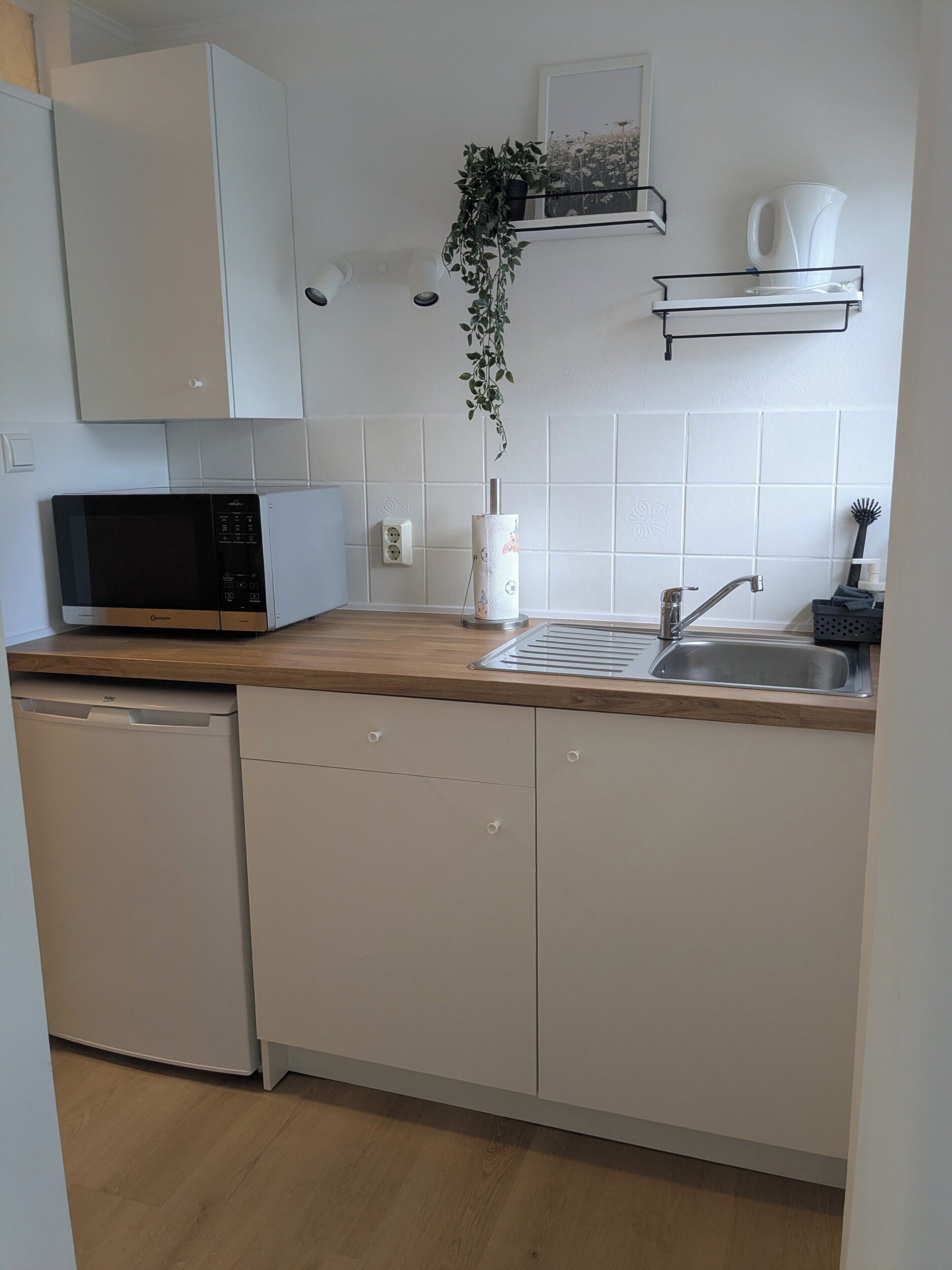 Een koffiezetapparaat/waterkoker, een koelkast, een microgolfoven