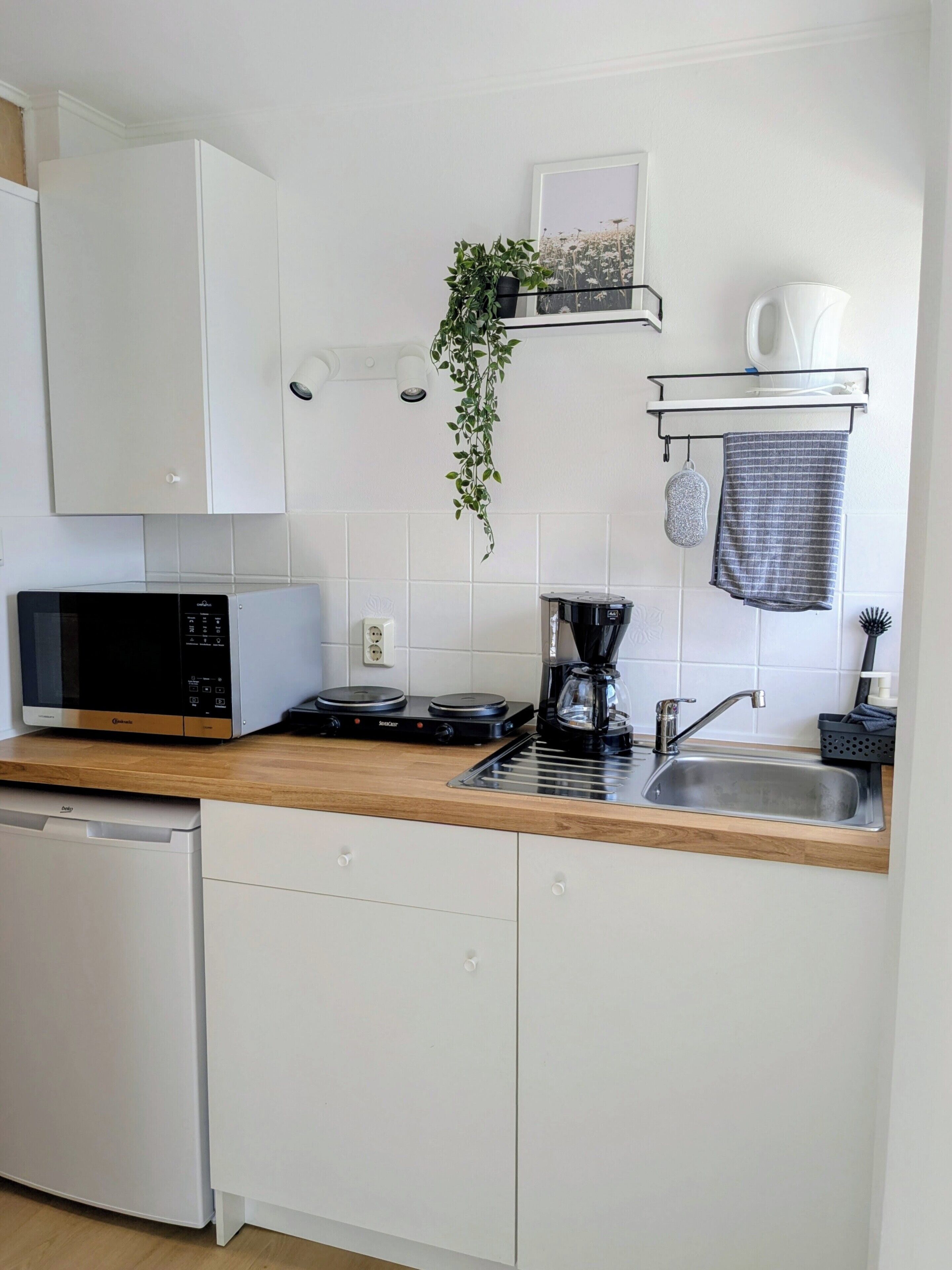 Wasserkocher mit Kaffee-/Teezubehör, Kühlschrank, Mikrowelle, Herdplatte
