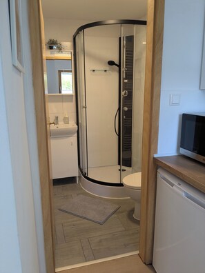 Douche, serviettes fournies, savon, papier toilette